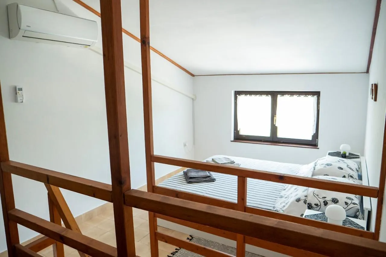 Woody Sea Apartment プーラ