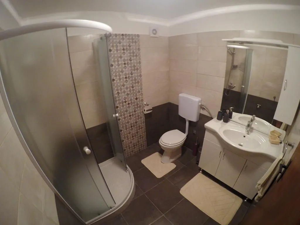 Woody Sea Apartment プーラ